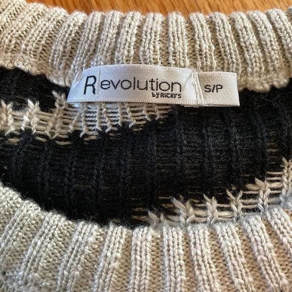 Revolution by Ricki’s sweater 3/4 length sleeve - Picture 2 of 3